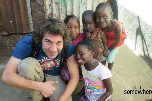 02_Oliver-and-school-kids-in-Kibera